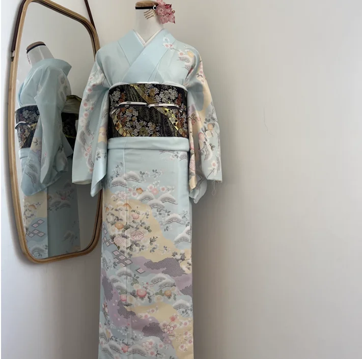 Традиционное японское женское кимоно для посещения, торжественное платье
Традиционное японское женское кимоно для посещения, торжественное платье