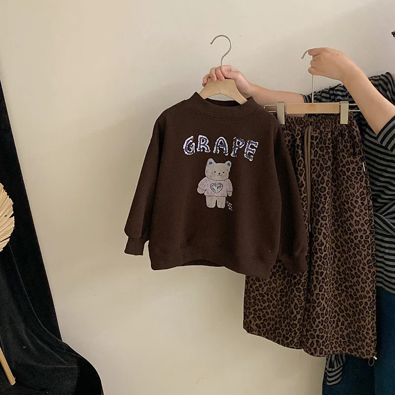 Корейская зимняя детская одежда для девочек, хлопковый толстый теплый свитшот с принтом медведя для девочек, свободные леопардовые флисовые прямые штаны для маленьких девочек
Корейская зимняя детская одежда для девочек, хлопковый толстый теплый свитшот с принтом медведя для девочек, свободные леопардовые флисовые прямые штаны для маленьких девочек