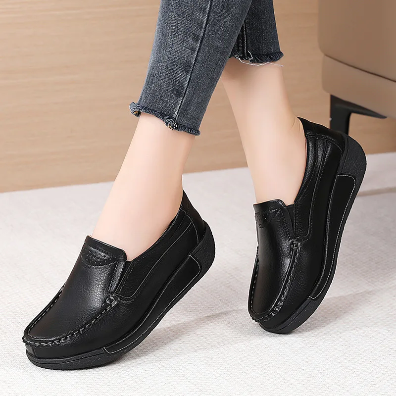 Бестселлеры среди женской обуви: новые весенне-осенние массивные кроссовки на платформе, слипоны, спортивная обувь в корейском стиле для мам.
Бестселлеры среди женской обуви: новые весенне-осенние массивные кроссовки на платформе, слипоны, спортивная обувь в корейском стиле для мам.