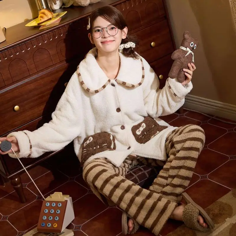 Sanrio Hello Kitty женский плюшевый пижамный комплект из кораллового флиса, осенне-зимний новый милый утолщенный теплый уютный домашний домашний комплект одежды для сна
Sanrio Hello Kitty женский плюшевый пижамный комплект из кораллового флиса, осенне-зимний новый милый утолщенный теплый уютный домашний домашний комплект одежды для сна