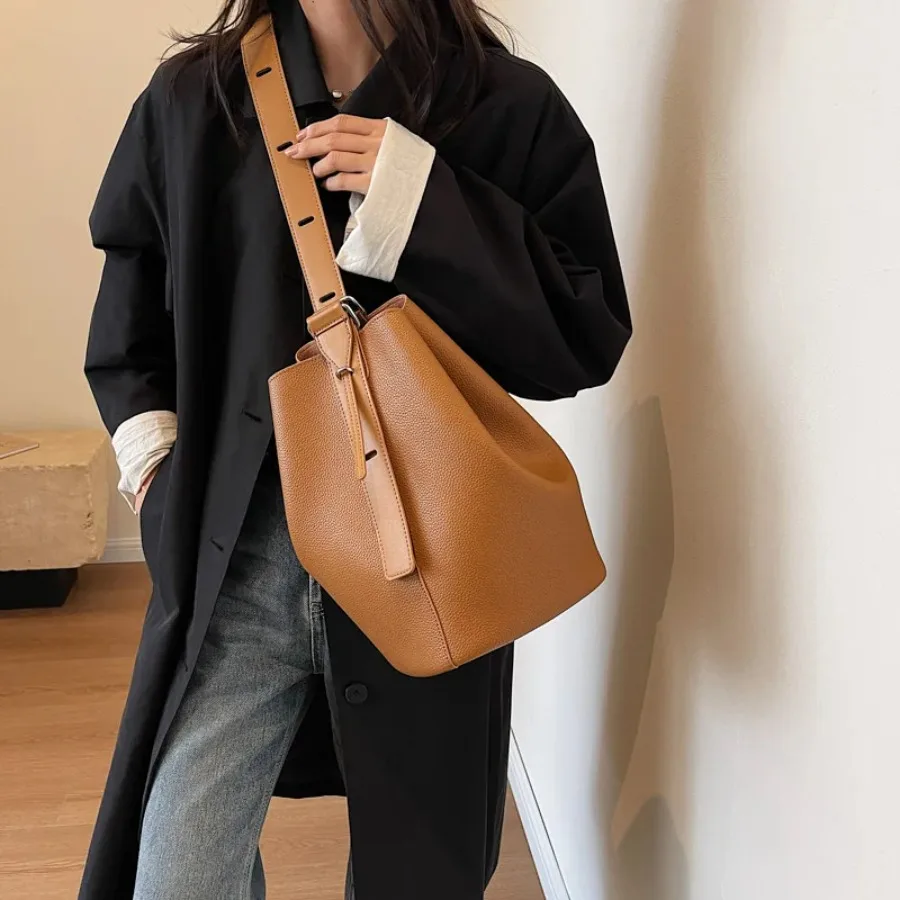 Large capacity new fashionable niche design single shoulder crossbody bag popular this year for mother and child bucket bags
Large capacity new fashionable niche design single shoulder crossbody bag popular this year for mother and child bucket bags