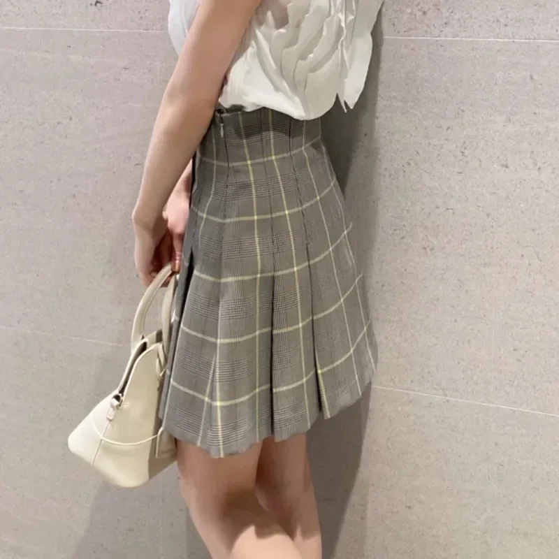 Japanese High Waist Pleated Skirt Plaid Faldas Mujer Moda Chic Button A-line Skirts Womens 2024 Autumn New Mini Jupe Femme Z625
Japanese High Waist Pleated Skirt Plaid Faldas Mujer Moda Chic Button A-line Skirts Womens 2024 Autumn New Mini Jupe Femme Z625