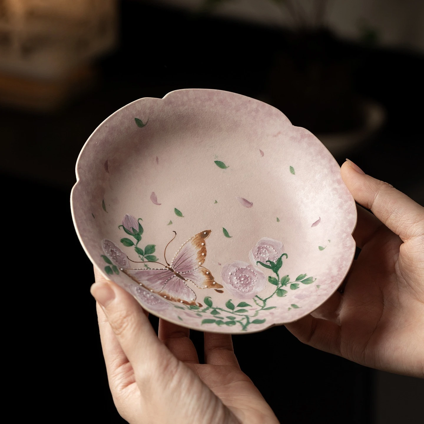 Pink Lead Hand-painted Butterfly Rose Ceramic Pot Bearing High-value Flower Mouth Dry Bubble Plate Tea Table Refreshment Plate
Pink Lead Hand-painted Butterfly Rose Ceramic Pot Bearing High-value Flower Mouth Dry Bubble Plate Tea Table Refreshment Plate