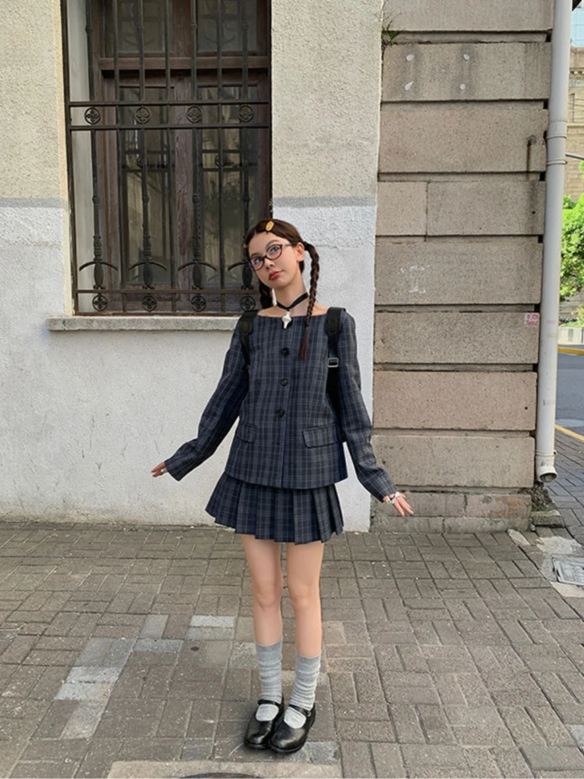 Autumnal Plaid Button-Up Shoulder Design Sensation Retro Grey Skirt Set Two-Piece Polyester Fiber Ensemble for Young Women
Autumnal Plaid Button-Up Shoulder Design Sensation Retro Grey Skirt Set Two-Piece Polyester Fiber Ensemble for Young Women