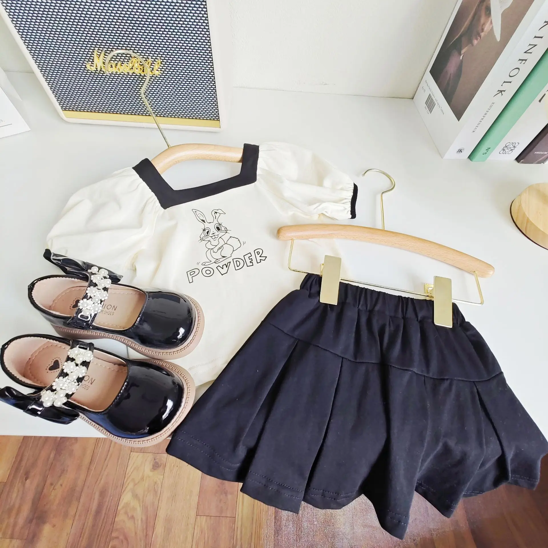2024 Summer New Girl's Cute Cartoon With Color Block Top And Pleated Skirt Two Piece Set
2024 Summer New Girl's Cute Cartoon With Color Block Top And Pleated Skirt Two Piece Set