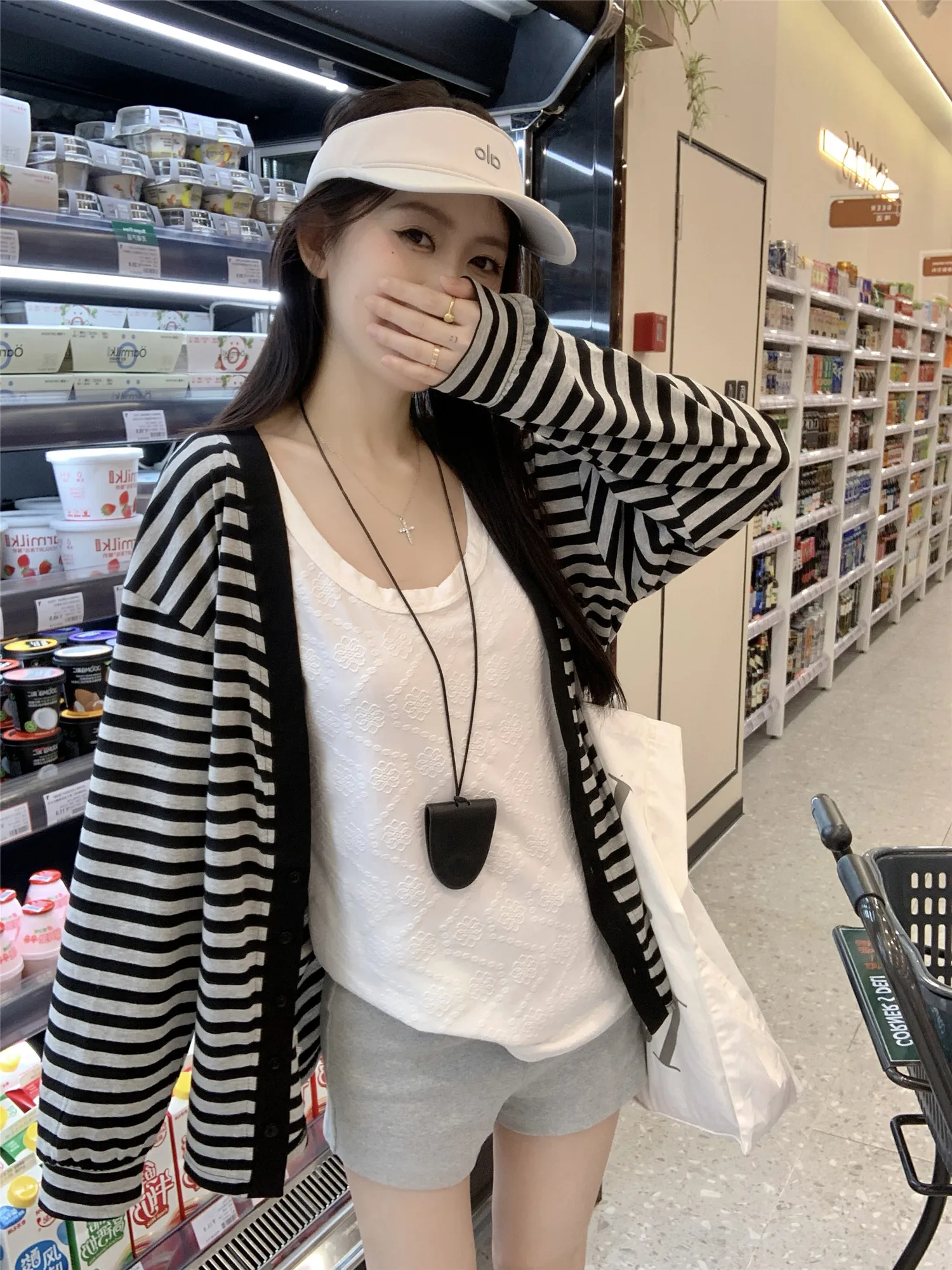 Свободный длинный полосатый кардиган с открытым передом для женщин, повседневная верхняя одежда, осенний сезон, универсальный, в стиле lazy fashion
Свободный длинный полосатый кардиган с открытым передом для женщин, повседневная верхняя одежда, осенний сезон, универсальный, в стиле lazy fashion