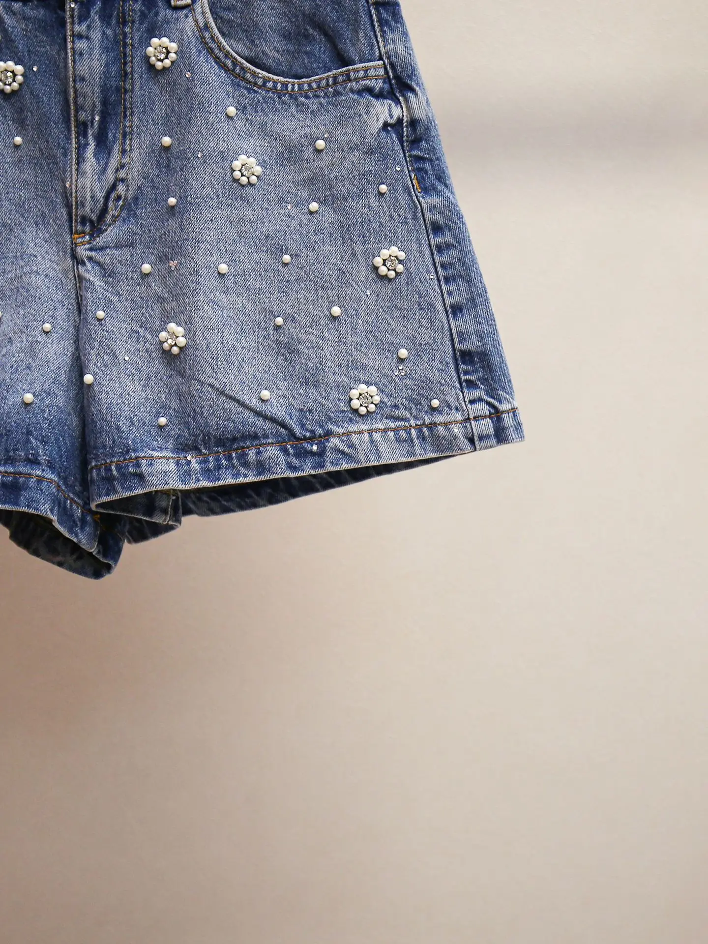 Summer 2026 Women's Denim Shorts Pearls Diamond Decorative Wide Leg Cowboy High Waist Short Jeans
Summer 2026 Women's Denim Shorts Pearls Diamond Decorative Wide Leg Cowboy High Waist Short Jeans