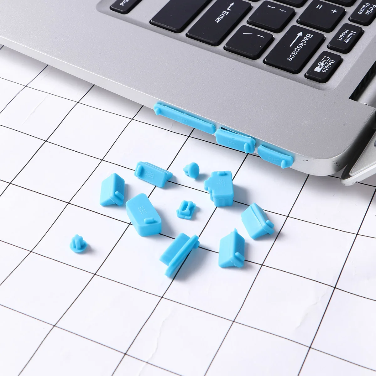 13Pcs USB Dust Plug Set Premium Silicone Port Protector for Laptop Computer Power Bank Waterproof Anti-Dust Cover Plug
13Pcs USB Dust Plug Set Premium Silicone Port Protector for Laptop Computer Power Bank Waterproof Anti-Dust Cover Plug