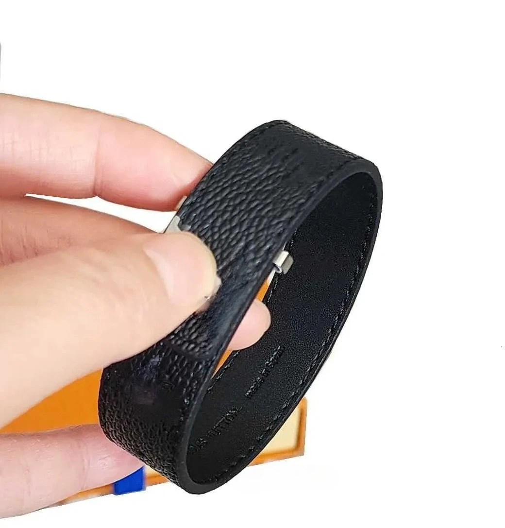 Luxury Designer Mens and womens genuine leather bracelets punk hip-hop mens jewelry titanium steel bracelets
Luxury Designer Mens and womens genuine leather bracelets punk hip-hop mens jewelry titanium steel bracelets