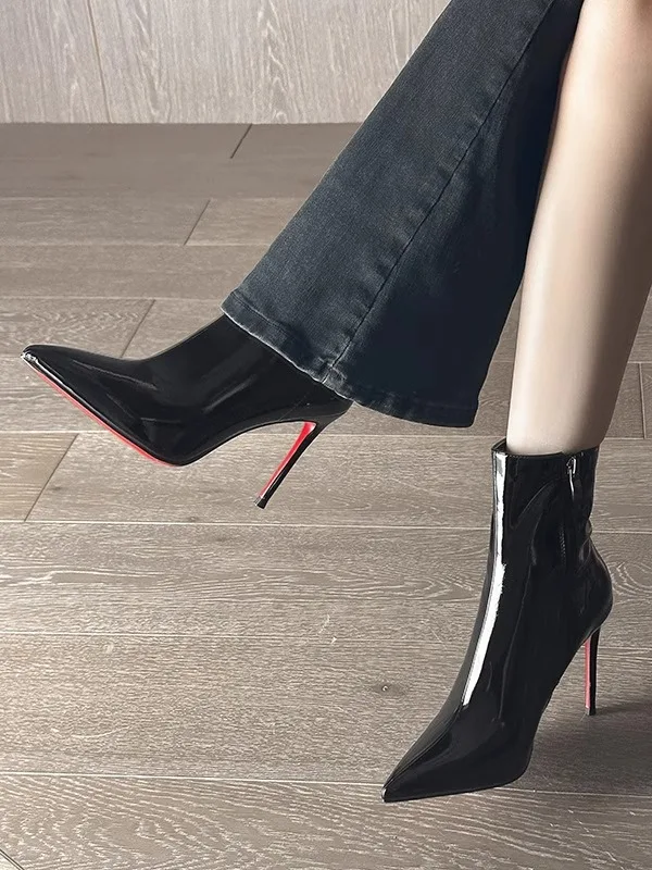 Черные короткие женские ботильоны осень-зима 2026 из лакированной кожи на тонком каблуке с острым носком, облегающие, сексуальные, с красной подошвой, универсальные, на высоком каблуке
Черные короткие женские ботильоны осень-зима 2026 из лакированной кожи на тонком каблуке с острым носком, облегающие, сексуальные, с красной подошвой, универсальные, на высоком каблуке
