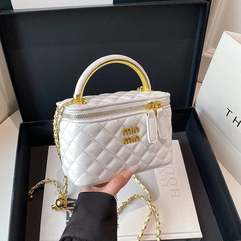 Trendy Simple Crossbody Bag High-End Leather Vintage Design For Women With Fashionable Logo And Capacity
Trendy Simple Crossbody Bag High-End Leather Vintage Design For Women With Fashionable Logo And Capacity