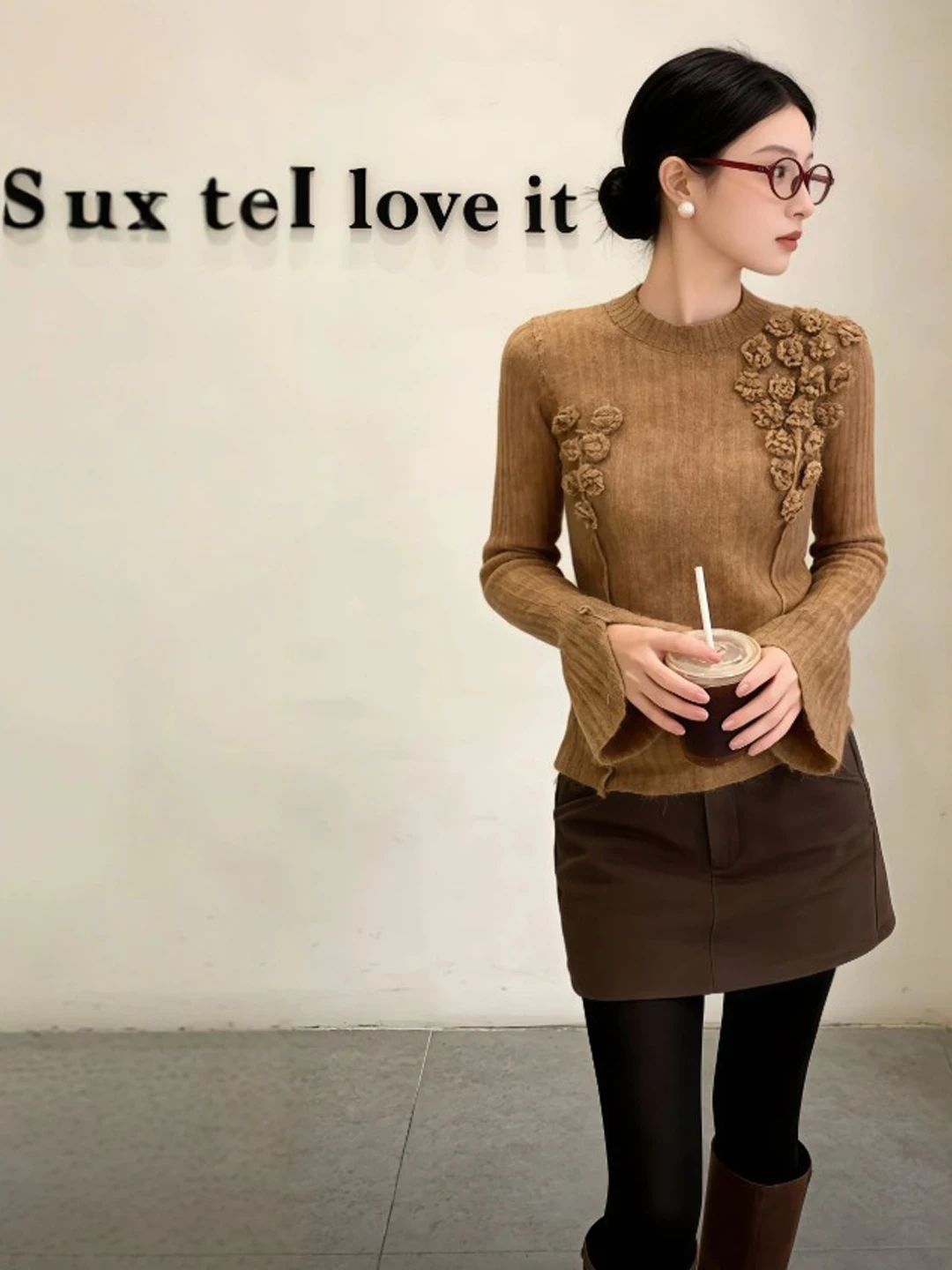 Ретро-свитер с круглым вырезом и облегающим кроем для женщин, модный топ, весна 2026, сезонная модель, вязаная одежда с длинными рукавами
Ретро-свитер с круглым вырезом и облегающим кроем для женщин, модный топ, весна 2026, сезонная модель, вязаная одежда с длинными рукавами