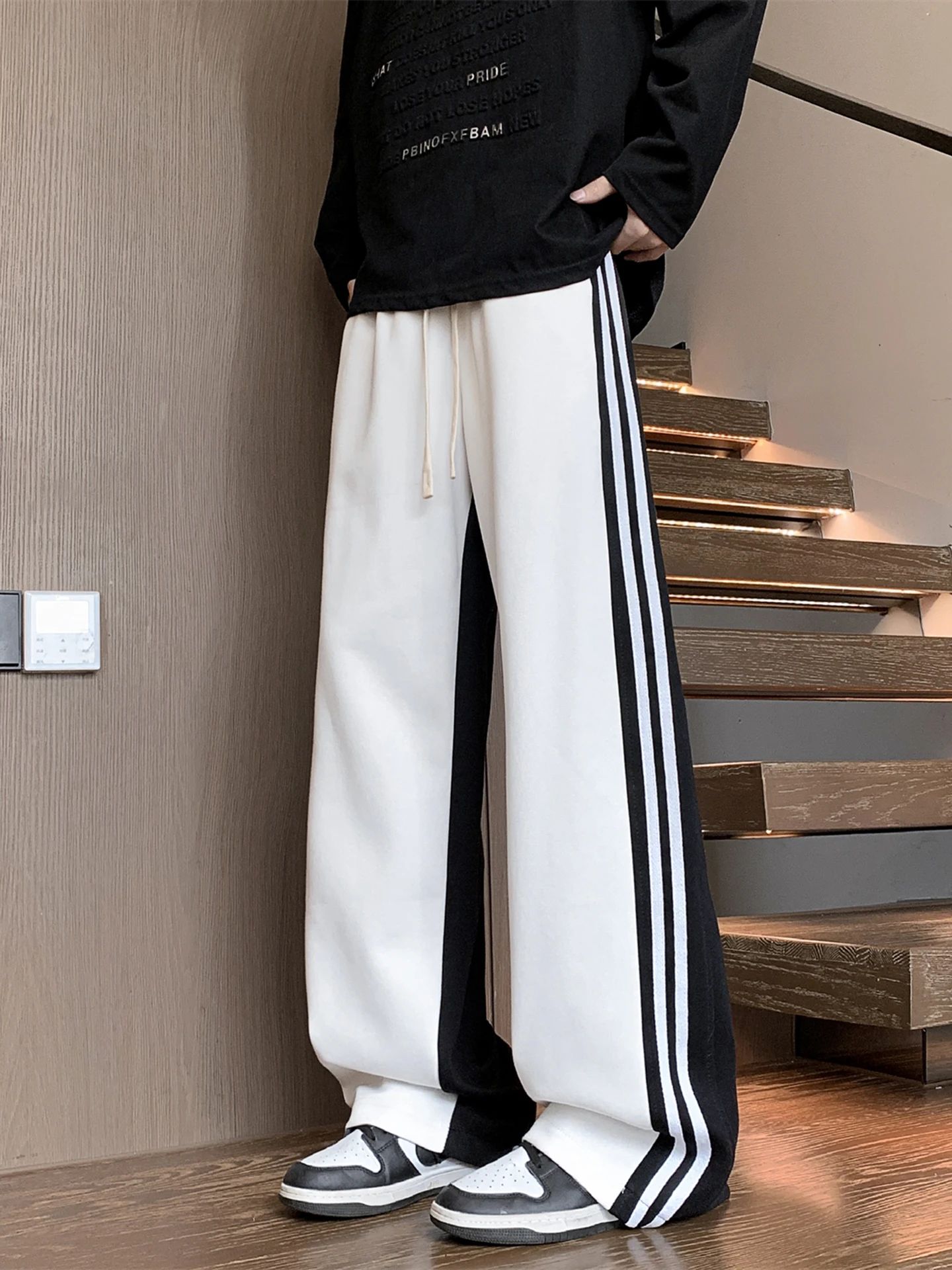 Широкие брюки в стиле ретро, свободный крой, цветные спортивные брюки, мужские повседневные брюки, осенний сезон, дышащая смесь хлопка из полиэстера
Широкие брюки в стиле ретро, свободный крой, цветные спортивные брюки, мужские повседневные брюки, осенний сезон, дышащая смесь хлопка из полиэстера