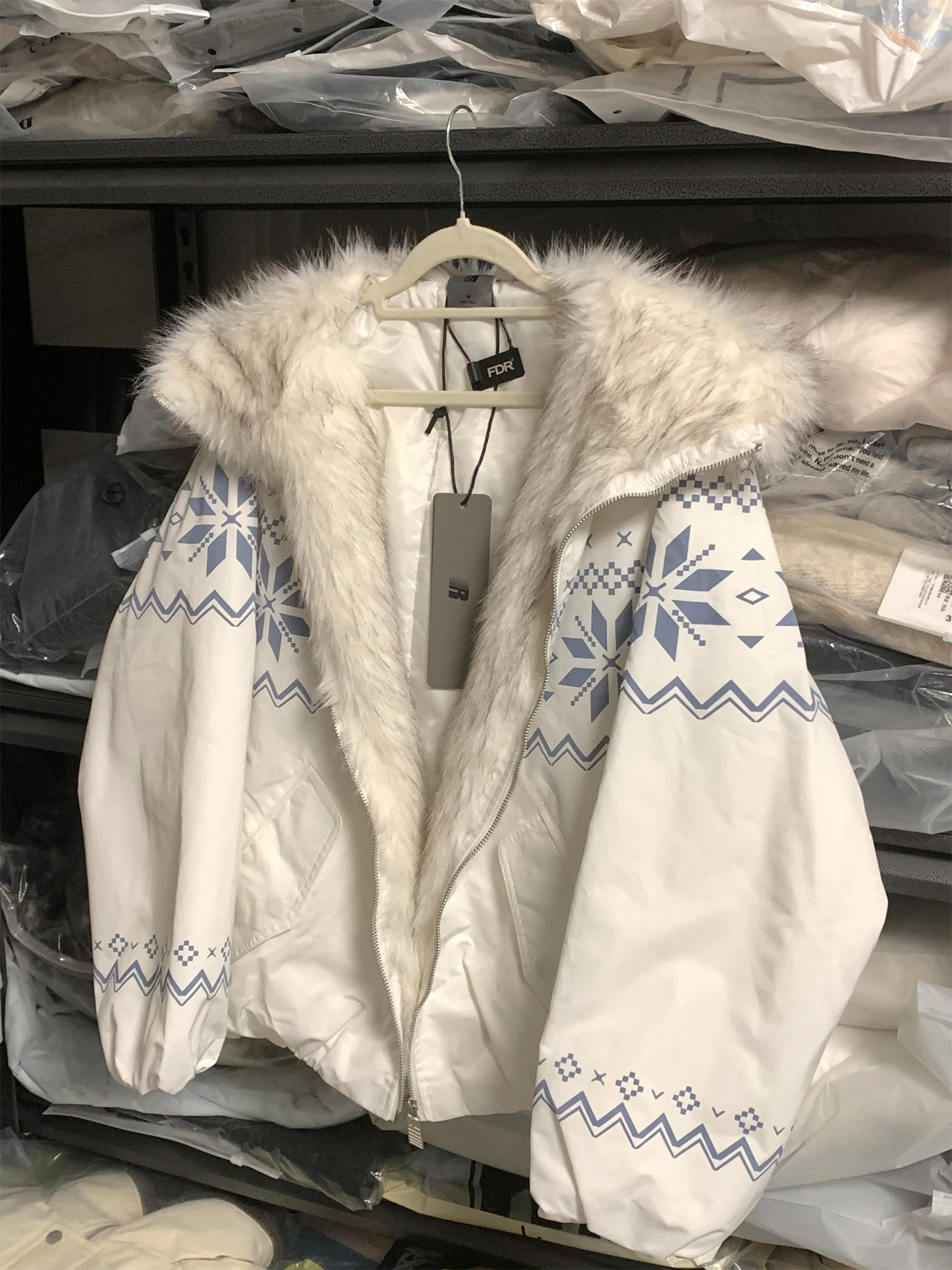 Утепленная осенне-зимняя хлопковая куртка для мужчин и женщин с меховым воротником, парное пальто, теплое и удобное пальто с капюшоном
Утепленная осенне-зимняя хлопковая куртка для мужчин и женщин с меховым воротником, парное пальто, теплое и удобное пальто с капюшоном