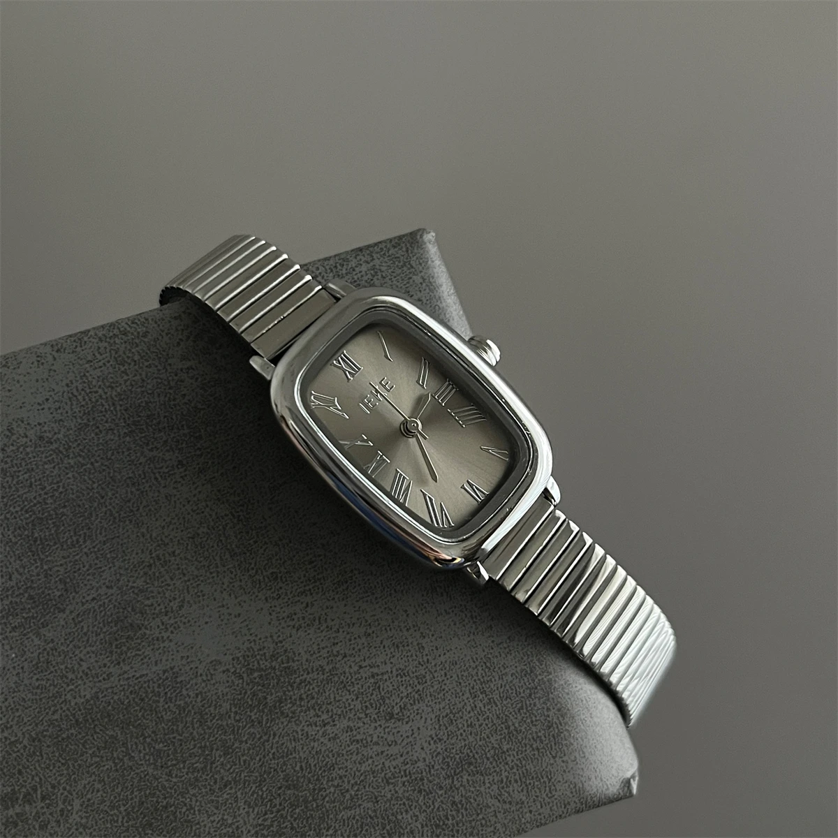 Vintage-Style, Fashionable And Luxurious Silver Multi-Dial Women'S Watch – A Versatile And Stylish Timepiece For Women.
Vintage-Style, Fashionable And Luxurious Silver Multi-Dial Women'S Watch – A Versatile And Stylish Timepiece For Women.