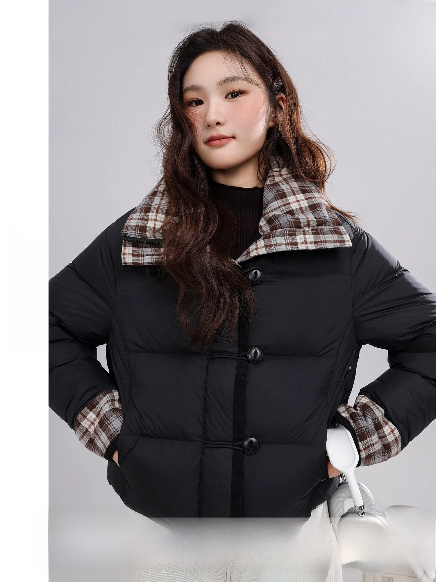 Зимняя женская куртка Yuxiang в стиле ретро с клетчатыми вставками, новая теплая верхняя одежда из нейлоновой ткани с длинными рукавами, высоким воротником и молнией
Зимняя женская куртка Yuxiang в стиле ретро с клетчатыми вставками, новая теплая верхняя одежда из нейлоновой ткани с длинными рукавами, высоким воротником и молнией