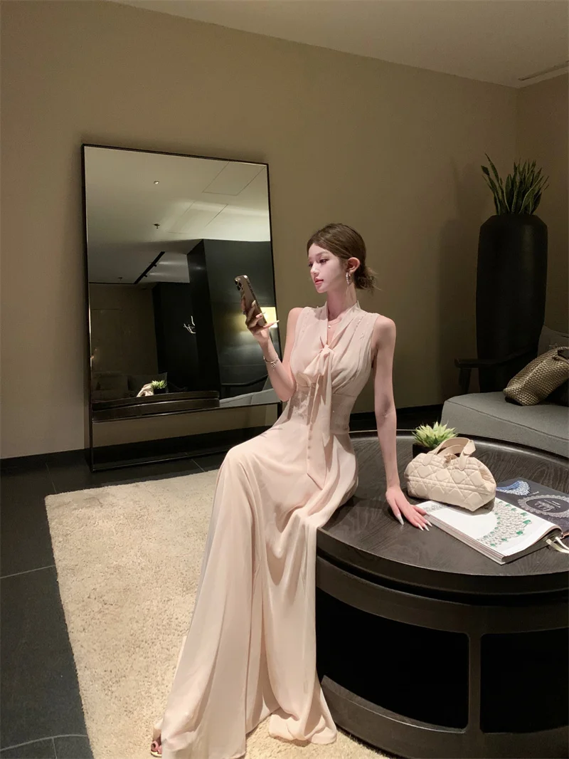 2026 French Fashion Elegant Chiffon Evening Gown Women's Sleeveless V-neck Ribbon Slim Long Dress High-end Banquet Party Gown
2026 French Fashion Elegant Chiffon Evening Gown Women's Sleeveless V-neck Ribbon Slim Long Dress High-end Banquet Party Gown