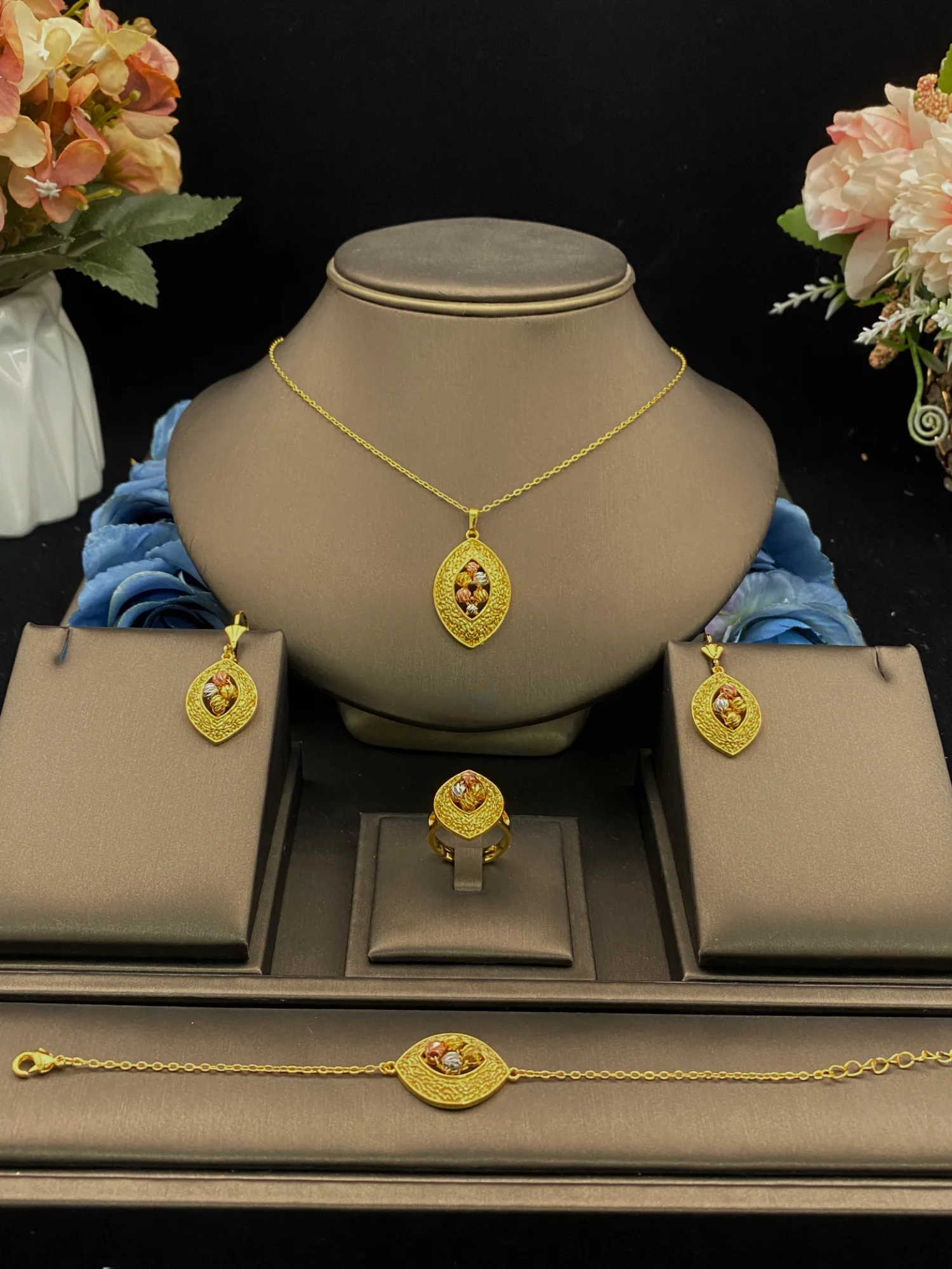 Flora Vintage Copper-Plated Jewelry Set for Women 4Pcs Necklace Earrings Bracelet Combo Perfect Party Gift
Flora Vintage Copper-Plated Jewelry Set for Women 4Pcs Necklace Earrings Bracelet Combo Perfect Party Gift
