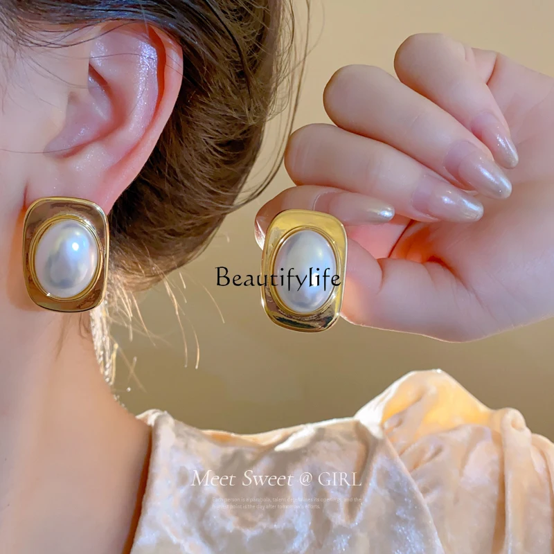 Geometric pearl stud earrings women 2025 new popular French retro earrings light luxury
Geometric pearl stud earrings women 2025 new popular French retro earrings light luxury