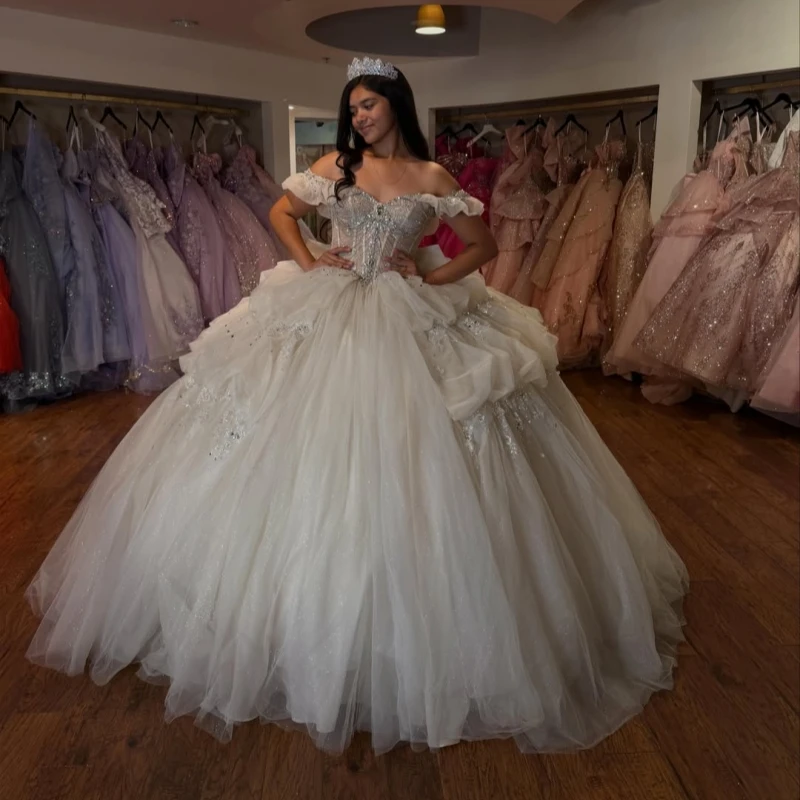 ivory Shiny Ball Gown Quinceanera Dresses Applique Lace Beading Crystal Bow Tiered Tull Corset Off The Shoulder Sweet 16 Dress
ivory Shiny Ball Gown Quinceanera Dresses Applique Lace Beading Crystal Bow Tiered Tull Corset Off The Shoulder Sweet 16 Dress