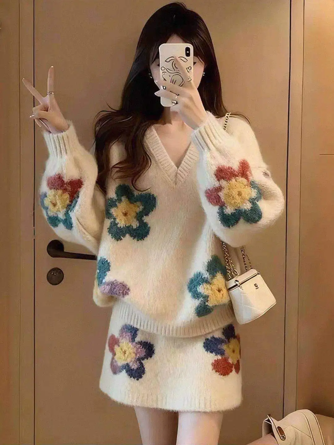 Elegant Knitted Set Women's 2025 New Autumn Winter Lazy Style Whole Set Sweater Short Skirt Two Piece Set Korean Style Commute
Elegant Knitted Set Women's 2025 New Autumn Winter Lazy Style Whole Set Sweater Short Skirt Two Piece Set Korean Style Commute