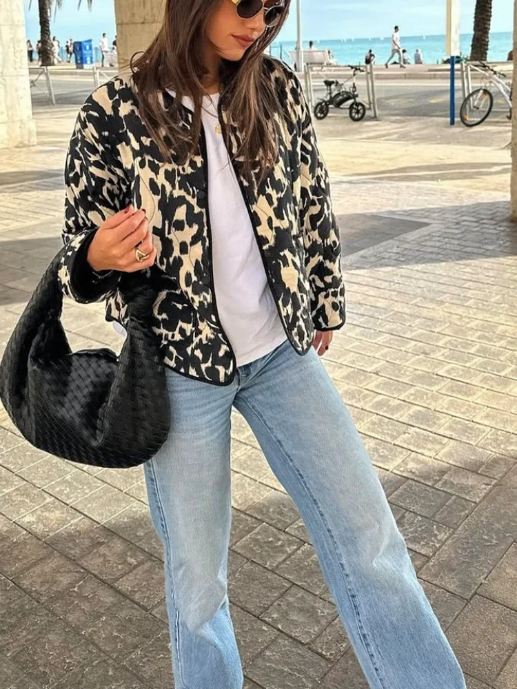 European and American style autumn new women's clothing fashionable design round neck printed quilted jacket coat
European and American style autumn new women's clothing fashionable design round neck printed quilted jacket coat