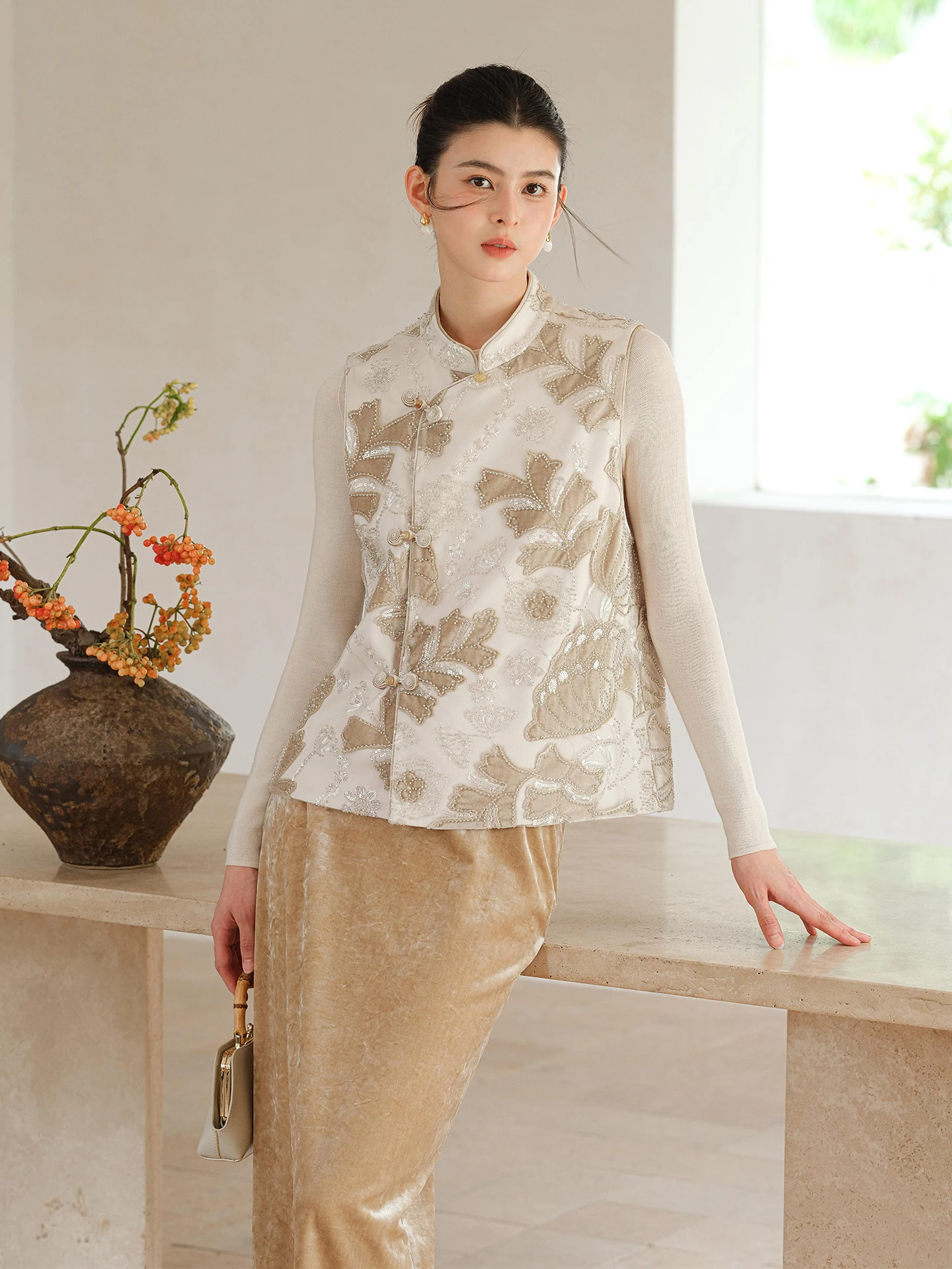 Новая женская куртка в китайском стиле с вышивкой бисером, воротником-стойкой и многослойным дизайном, осенне-зимняя новинка из нейлона
Новая женская куртка в китайском стиле с вышивкой бисером, воротником-стойкой и многослойным дизайном, осенне-зимняя новинка из нейлона