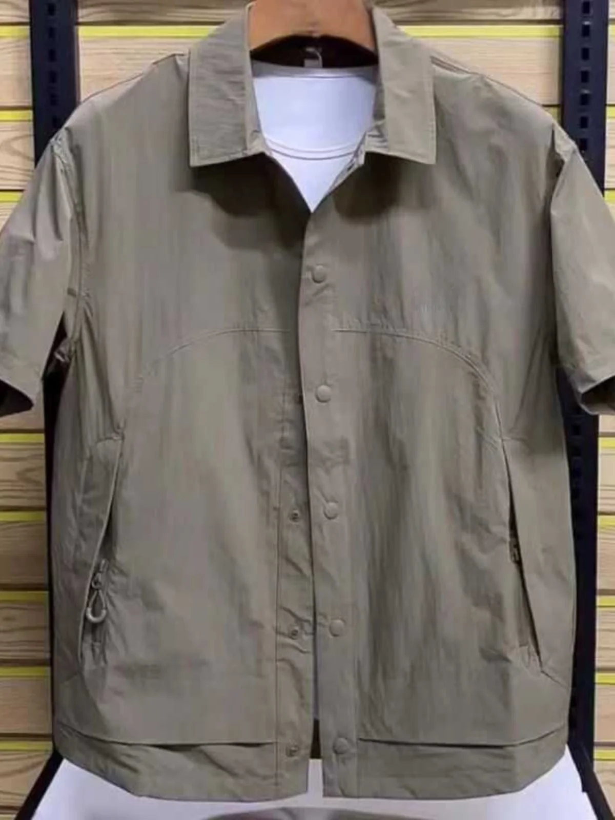 Мужская повседневная свободная рубашка с коротким рукавом и квадратным воротником, универсальный топ, новая рабочая одежда, модная, с защитой от солнца
Мужская повседневная свободная рубашка с коротким рукавом и квадратным воротником, универсальный топ, новая рабочая одежда, модная, с защитой от солнца