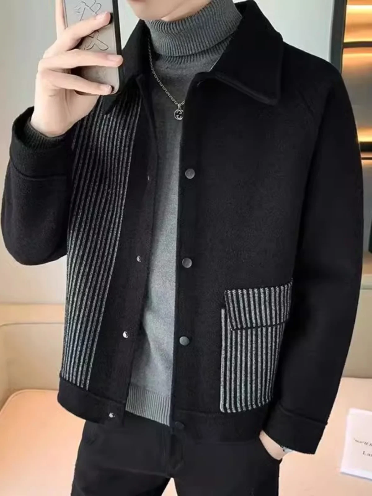 Мужская шерстяная куртка с отстегивающейся пуховой подкладкой, не скатывающаяся, с клетчатыми вставками, модная, городская, стильная, с длинными рукавами, короткая.
Мужская шерстяная куртка с отстегивающейся пуховой подкладкой, не скатывающаяся, с клетчатыми вставками, модная, городская, стильная, с длинными рукавами, короткая.