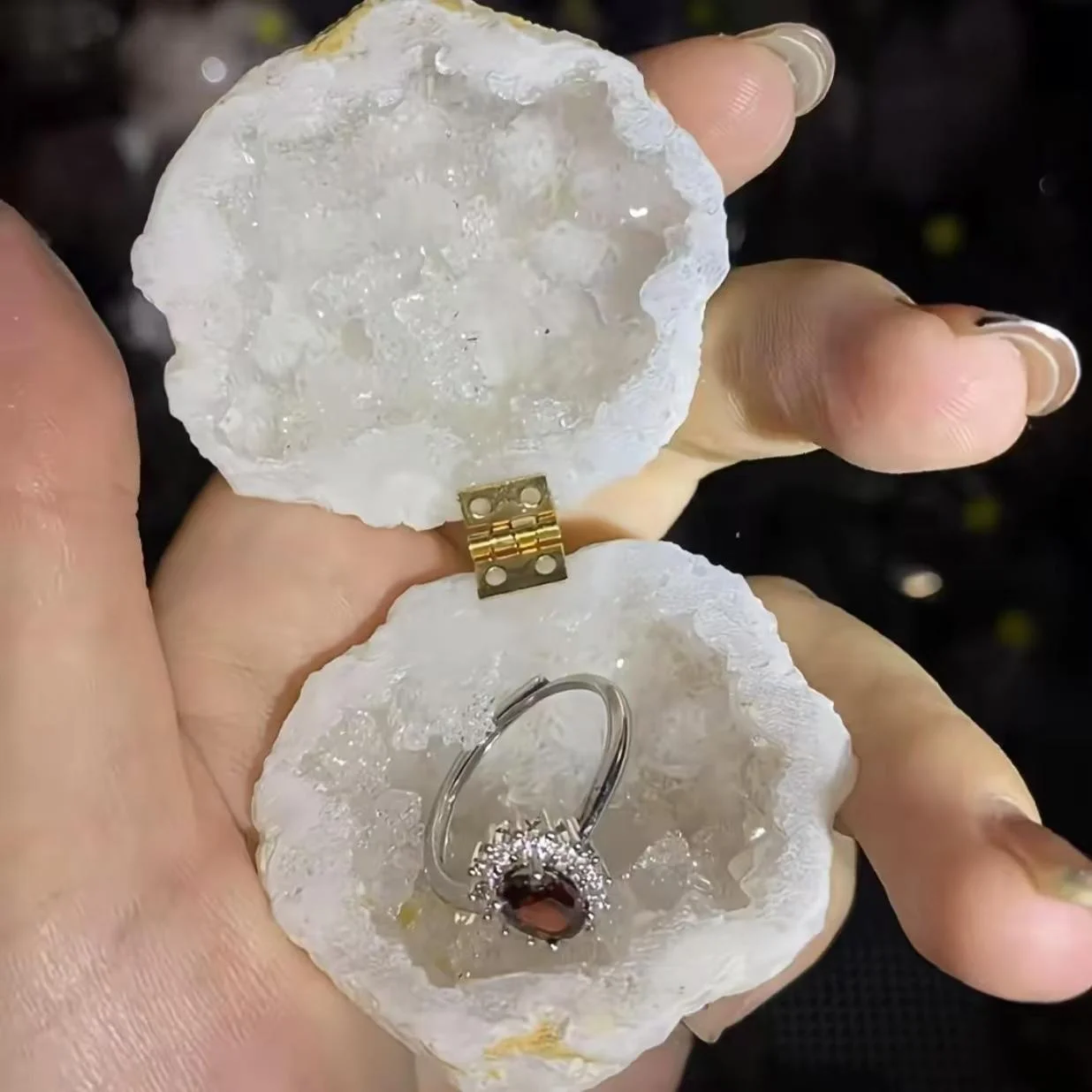 Natural Crystal Agate Cave Moroccan Crystal Cave Jewelry Box, Handmade DIY Crystal Creative Ornaments
Natural Crystal Agate Cave Moroccan Crystal Cave Jewelry Box, Handmade DIY Crystal Creative Ornaments