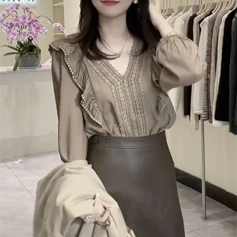Spring and Autumn Women's 2024 Pullover V-neck Western Style Loose Spliced Lace Ruffle Edge Solid Color Shirt Long Sleeves Tops
Spring and Autumn Women's 2024 Pullover V-neck Western Style Loose Spliced Lace Ruffle Edge Solid Color Shirt Long Sleeves Tops
