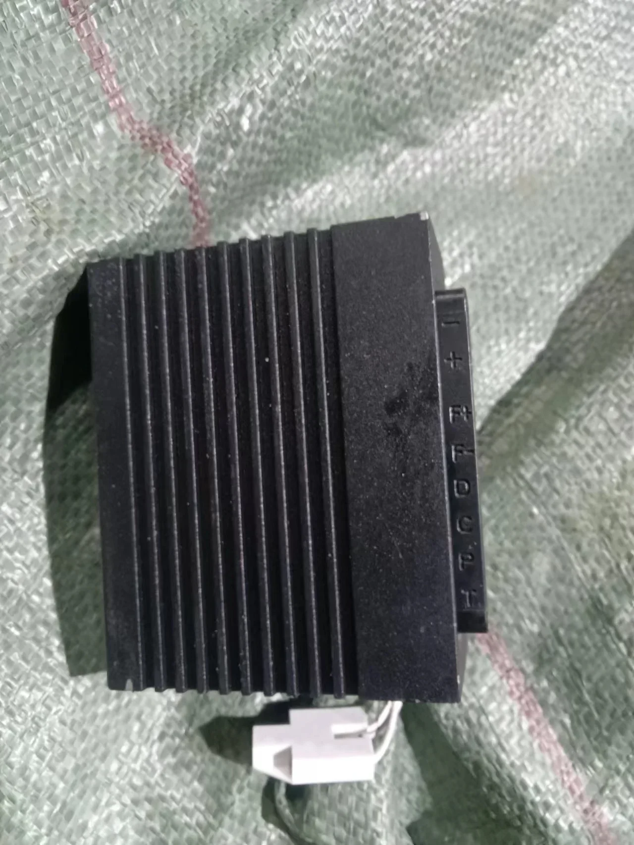 ZY-CC100DC12/24V-C3/C2 DZL35 Модуль привода инвертора компрессора автомобильного холодильника 
ZY-CC100DC12/24V-C3/C2 DZL35 Модуль привода инвертора компрессора автомобильного холодильника