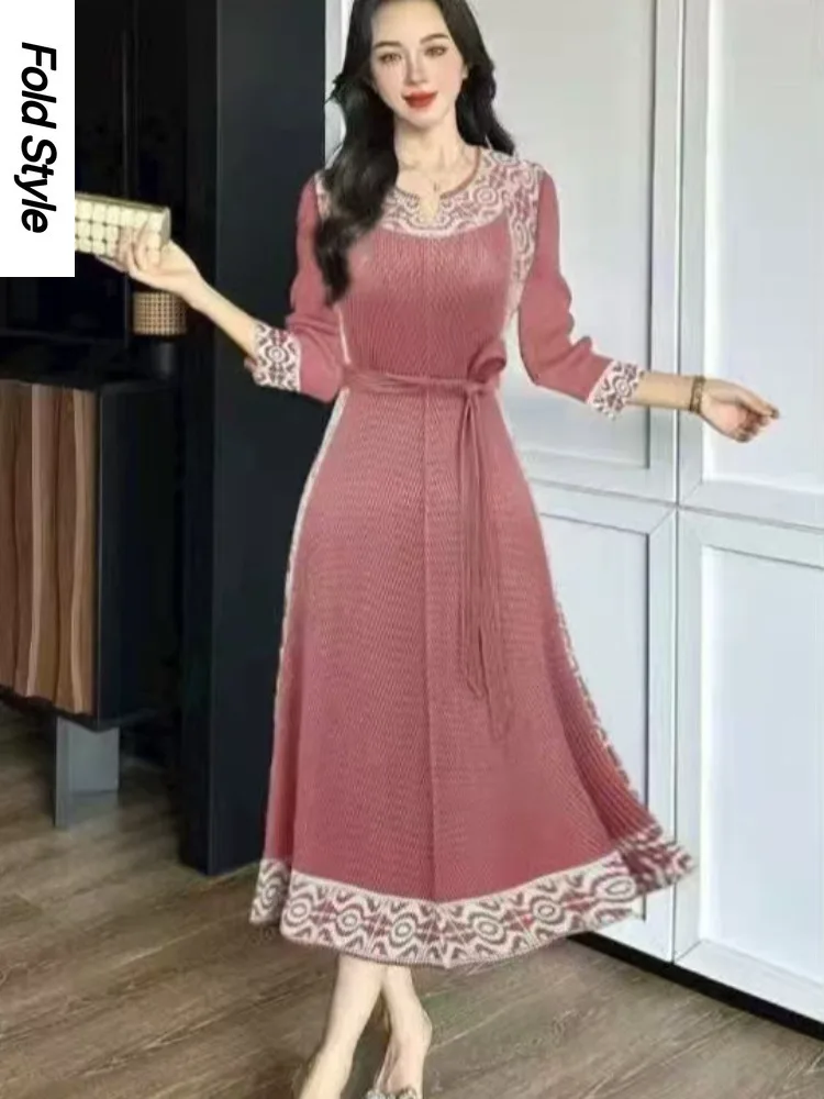 Платье женское свободного кроя 2025 года, модное, приталенное, с V-образным вырезом, с принтом, плиссированное, повседневное
Платье женское свободного кроя 2025 года, модное, приталенное, с V-образным вырезом, с принтом, плиссированное, повседневное