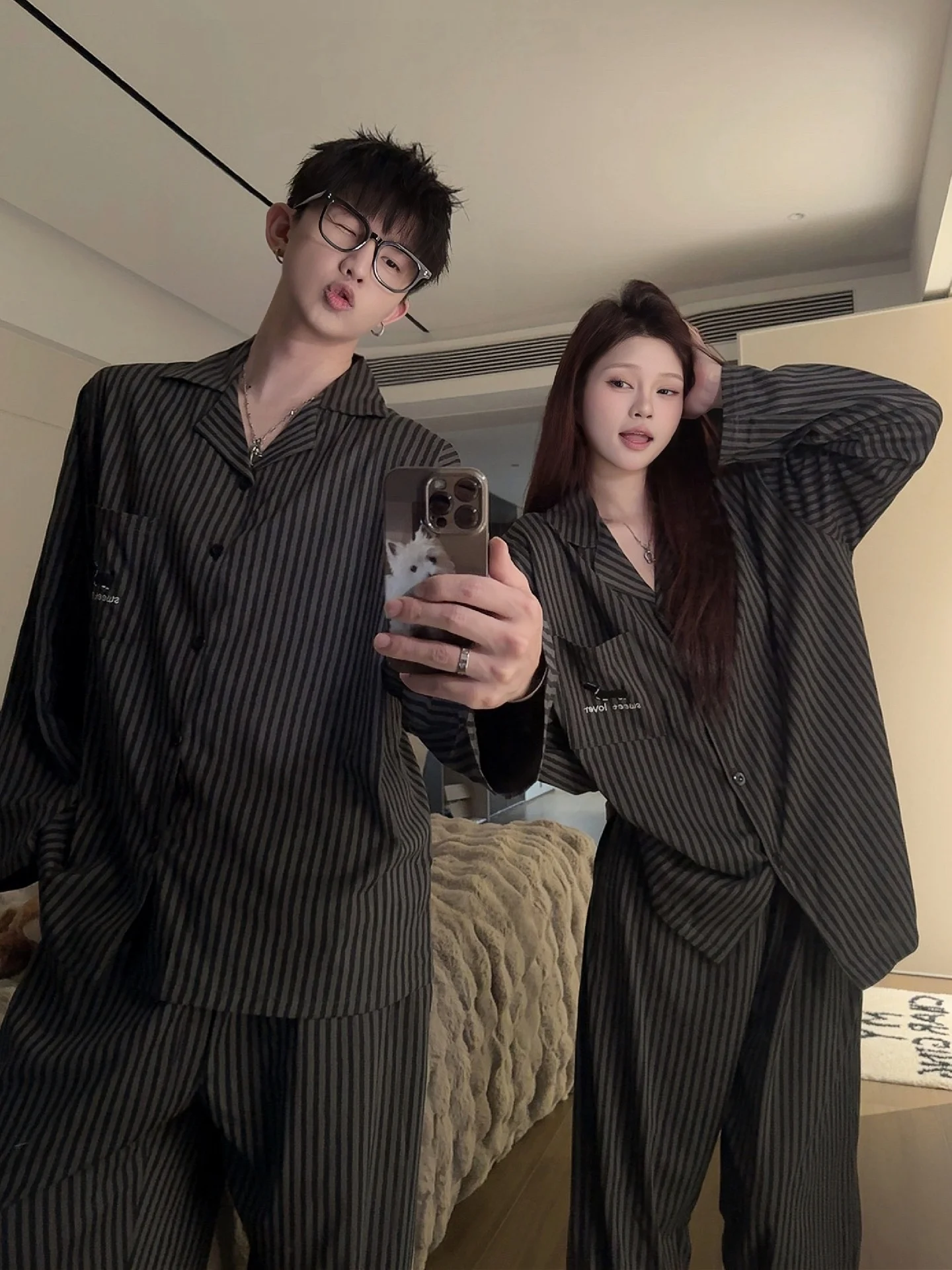 Пижамы для пар в полоску с мультяшным принтом, хлопковый комплект домашней одежды с длинными рукавами, весенний сезон, мужская и женская пижама с воротником, комплект для сна
Пижамы для пар в полоску с мультяшным принтом, хлопковый комплект домашней одежды с длинными рукавами, весенний сезон, мужская и женская пижама с воротником, комплект для сна