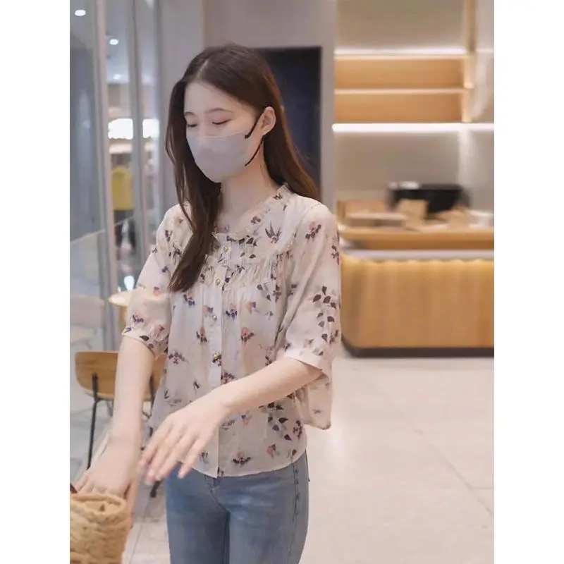 Новая женская летняя блузка из шифона с цветочным принтом, уникальный красивый дизайн, свободный крой, корейский стиль, с круглым вырезом и коротким рукавом
Новая женская летняя блузка из шифона с цветочным принтом, уникальный красивый дизайн, свободный крой, корейский стиль, с круглым вырезом и коротким рукавом