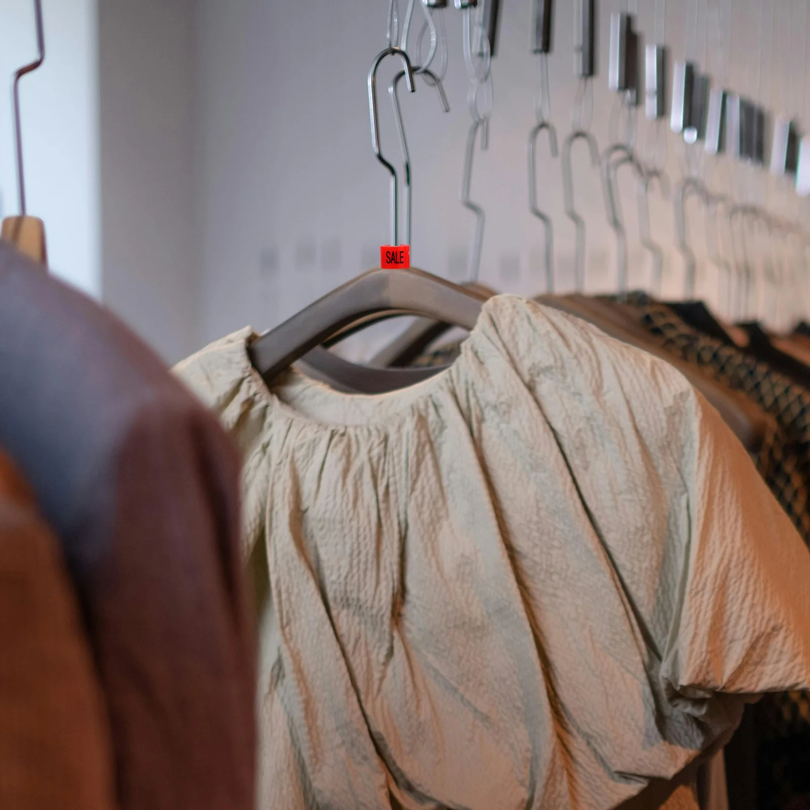 100pcs Size Circle Snap Buttons Red Plastic Hanger Markers Color-Coding Sale Tags Garment Sorting Tools Clothing Organizer
100pcs Size Circle Snap Buttons Red Plastic Hanger Markers Color-Coding Sale Tags Garment Sorting Tools Clothing Organizer