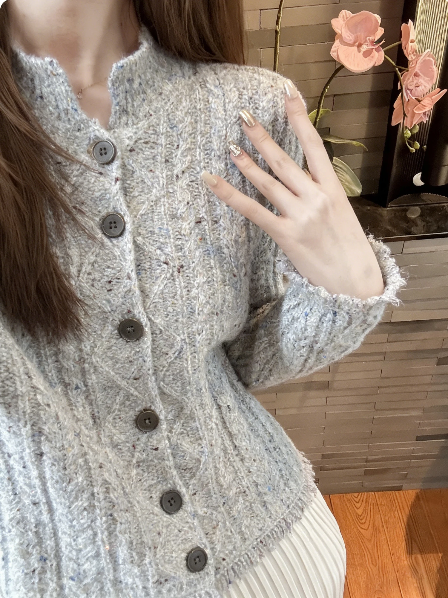 Вязаный шерстяной кардиган в стиле ретро с цветочным узором и бахромой, женский теплый свитер с V-образным вырезом и длинными рукавами
Вязаный шерстяной кардиган в стиле ретро с цветочным узором и бахромой, женский теплый свитер с V-образным вырезом и длинными рукавами