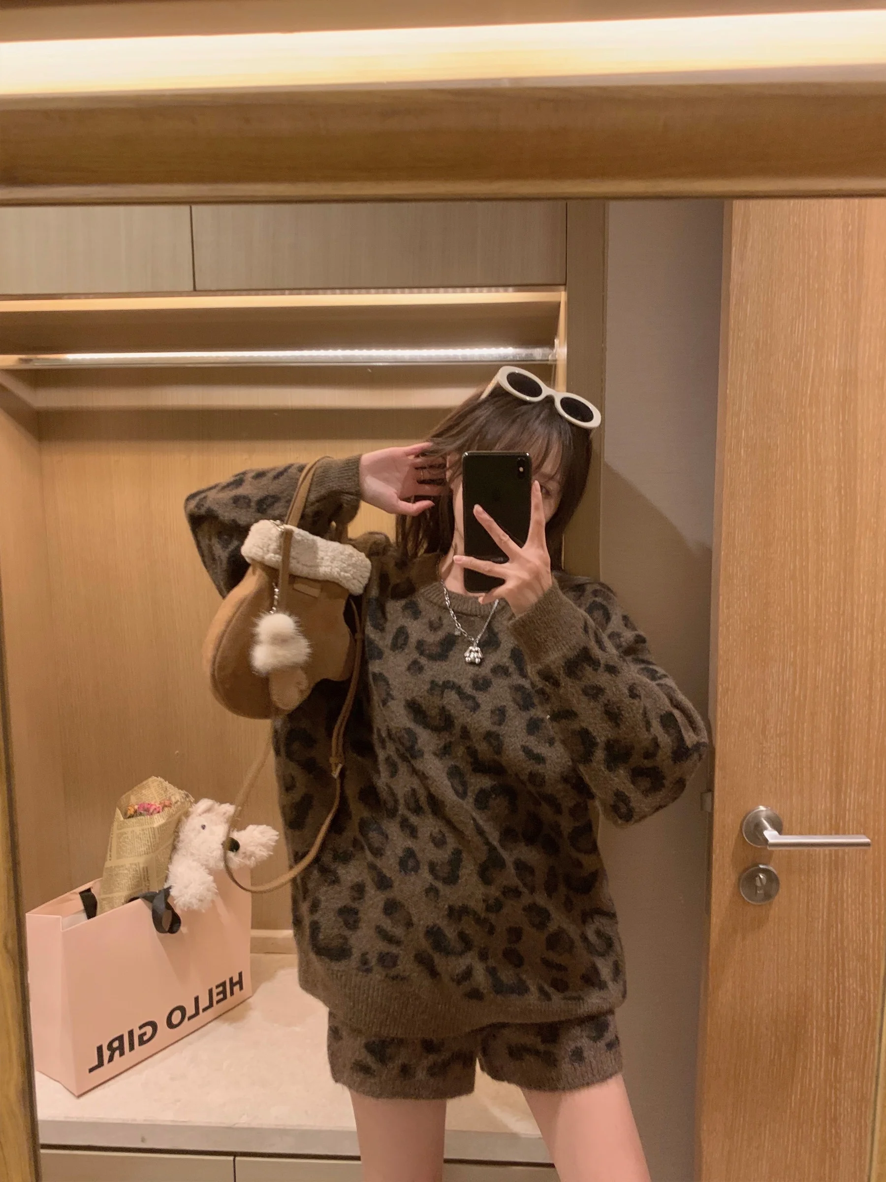 Женский осенне-зимний свободный комплект с леопардовым принтом Lazy Sle, элитная внутренняя одежда, верхняя одежда, удобная корейская свободная толстовка с капюшоном
Женский осенне-зимний свободный комплект с леопардовым принтом Lazy Sle, элитная внутренняя одежда, верхняя одежда, удобная корейская свободная толстовка с капюшоном