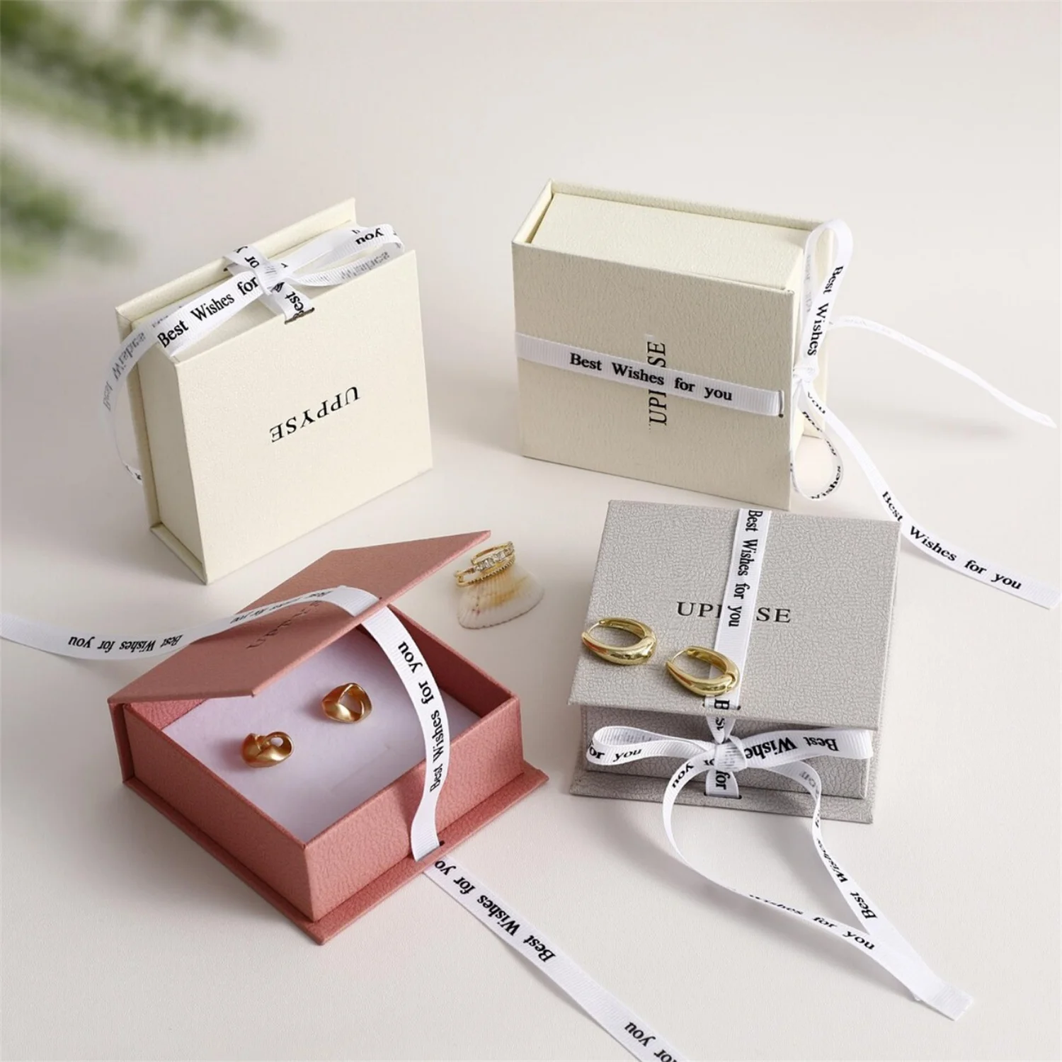 PUPPYSEW 9.5*9.5*3.5cm Luxury Flip Magnetic Strap Jewelry BoxCardboard Textured Paper Bracelet Necklace Jewelry Box Customizable
PUPPYSEW 9.5*9.5*3.5cm Luxury Flip Magnetic Strap Jewelry BoxCardboard Textured Paper Bracelet Necklace Jewelry Box Customizable