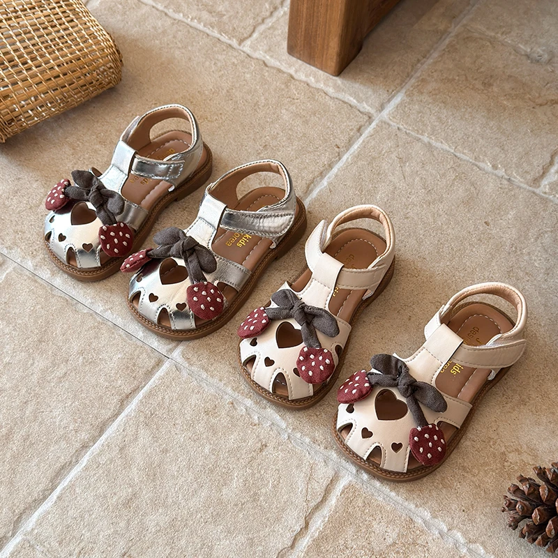 Kids Closed-Toe Sandals Strawberry Bow Summer Heart Hollow-out Girls Flat Shoes Causal Outdoor Beach Children's School Sandals
Kids Closed-Toe Sandals Strawberry Bow Summer Heart Hollow-out Girls Flat Shoes Causal Outdoor Beach Children's School Sandals