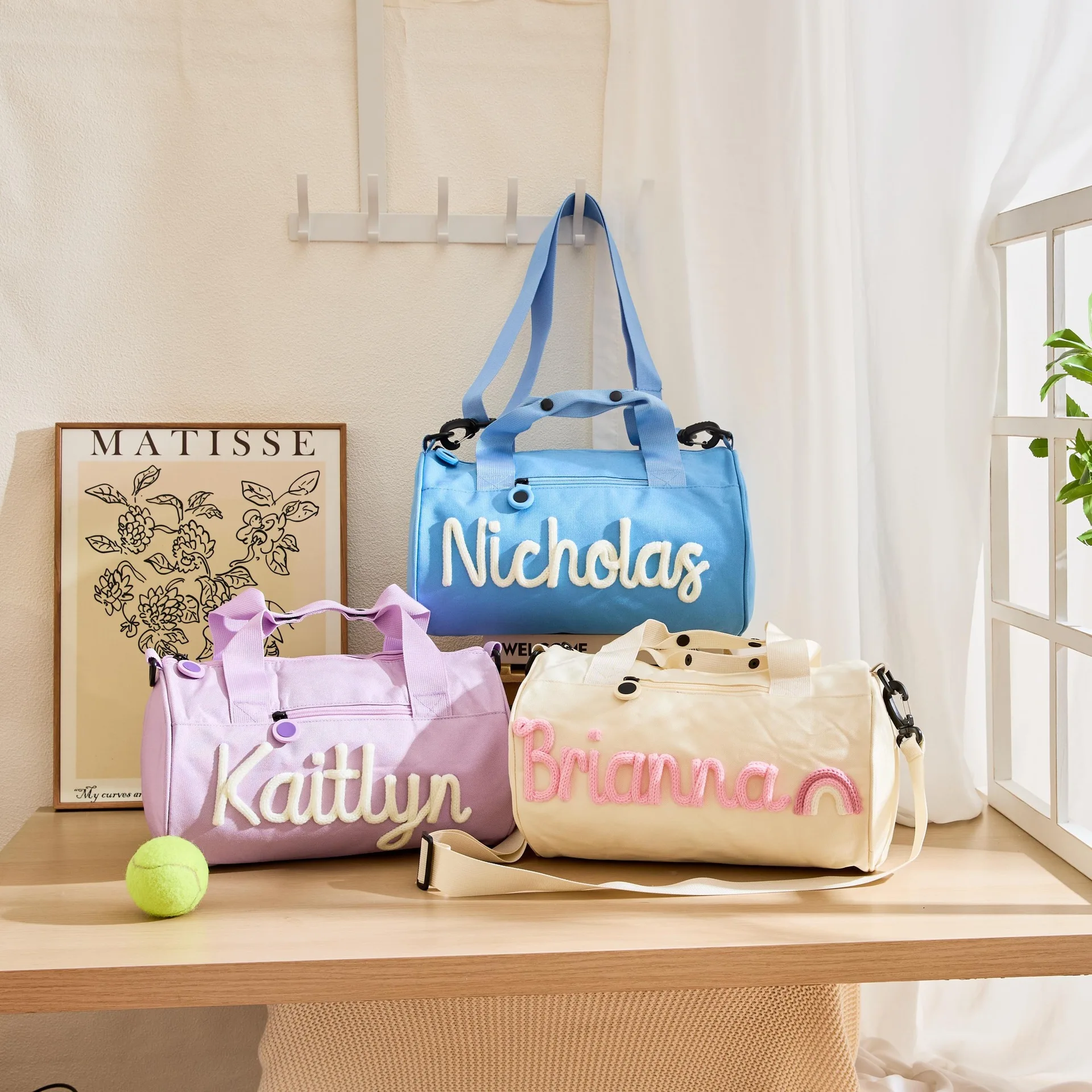 Fashionable customised letter-print knitted cylindrical bags, girls’ travel bags, men’s gym bags, and Oxford cloth carry-on bags
Fashionable customised letter-print knitted cylindrical bags, girls’ travel bags, men’s gym bags, and Oxford cloth carry-on bags