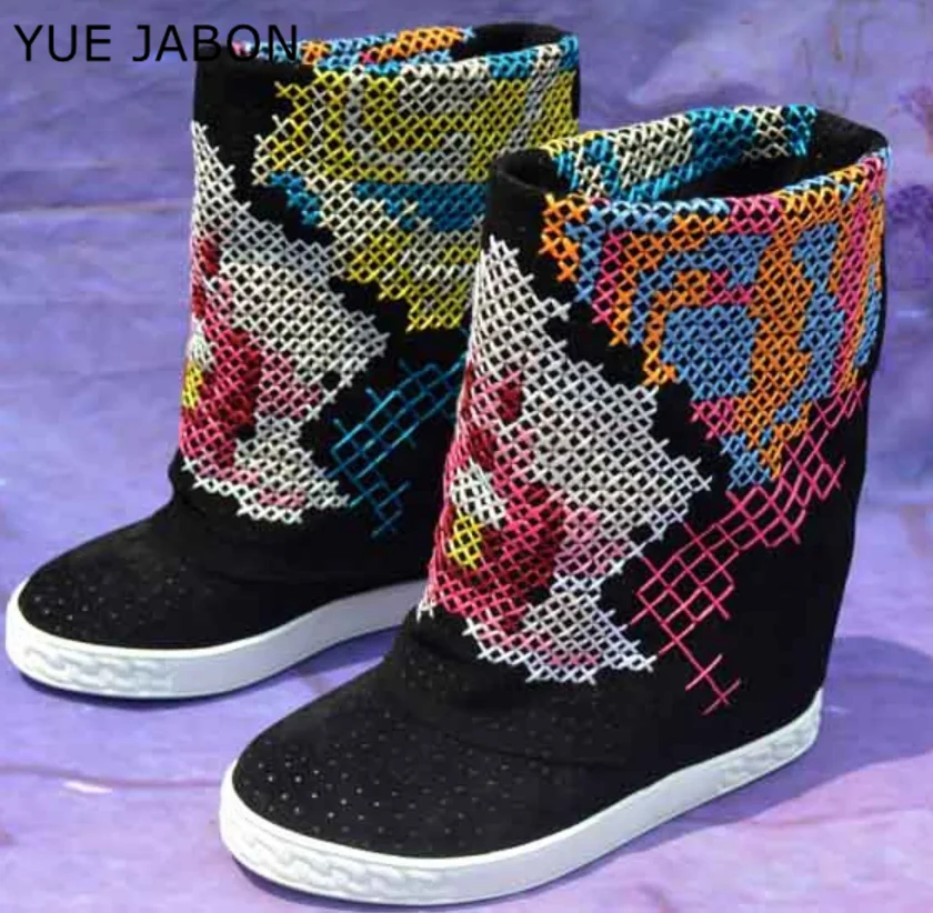 Autumn Winter Western Women Platform Boots Embroidery Flower Mid-calf Ladies Boots Height Increasing Slip-on Woman Shoes
Autumn Winter Western Women Platform Boots Embroidery Flower Mid-calf Ladies Boots Height Increasing Slip-on Woman Shoes