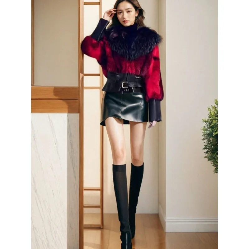 Модное пальто из искусственного меха большого размера с модным и объемным эффектом. Это утолщенная шерстяная куртка на хлопковой подкладке с воротником из лисьего меха.
Модное пальто из искусственного меха большого размера с модным и объемным эффектом. Это утолщенная шерстяная куртка на хлопковой подкладке с воротником из лисьего меха.