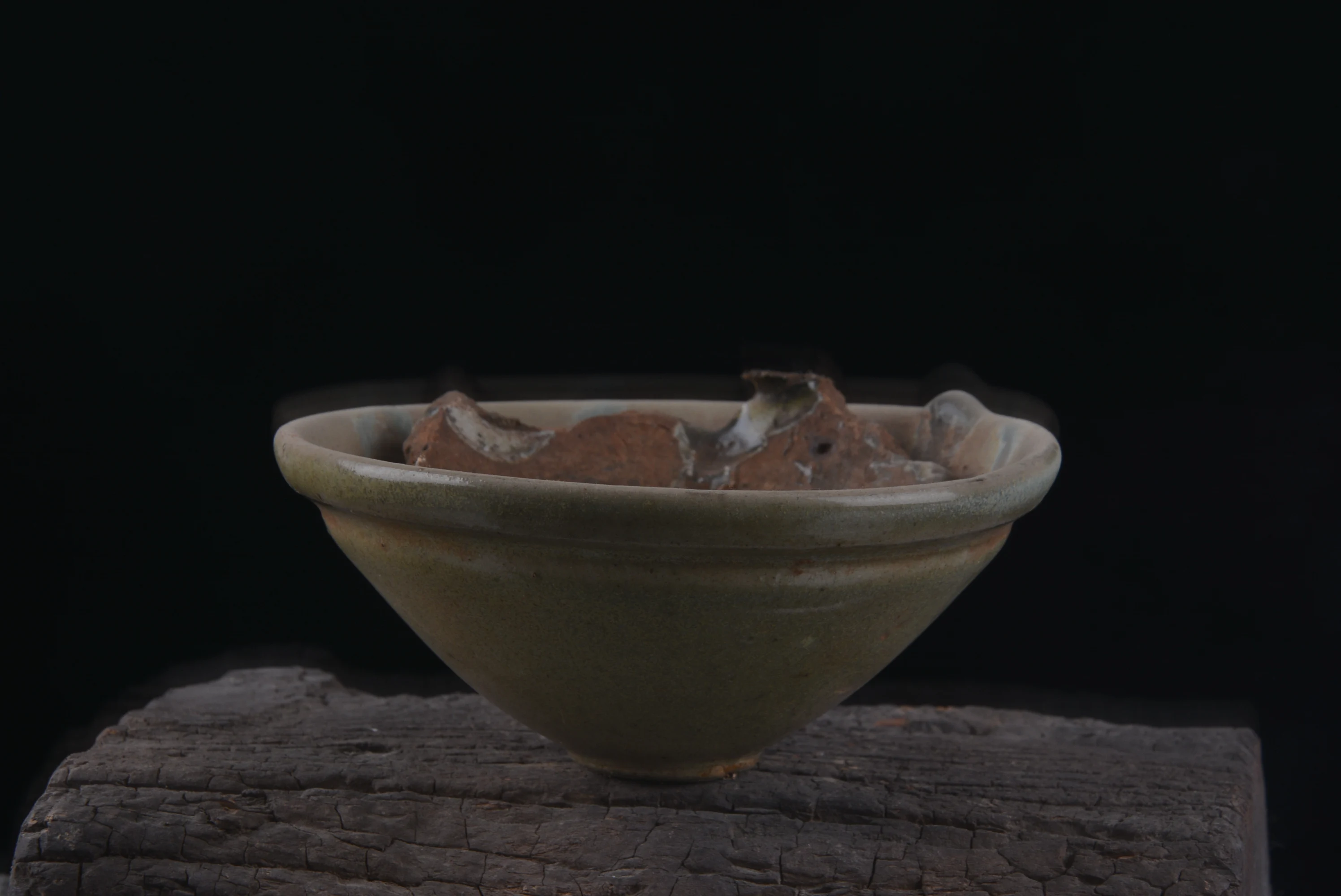 A bowl with kiln soil left by the old Ru Kiln Song Dynasty.#04
A bowl with kiln soil left by the old Ru Kiln Song Dynasty.#04