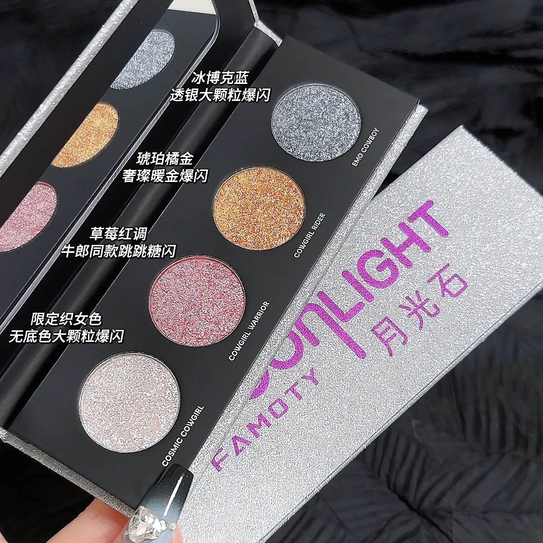 Diamond Four Color Highlighter Palette Glitter Shimmer Eye Shadow Silver Moonlight Brightening Lying Silkworm Face Body Makeup
Diamond Four Color Highlighter Palette Glitter Shimmer Eye Shadow Silver Moonlight Brightening Lying Silkworm Face Body Makeup