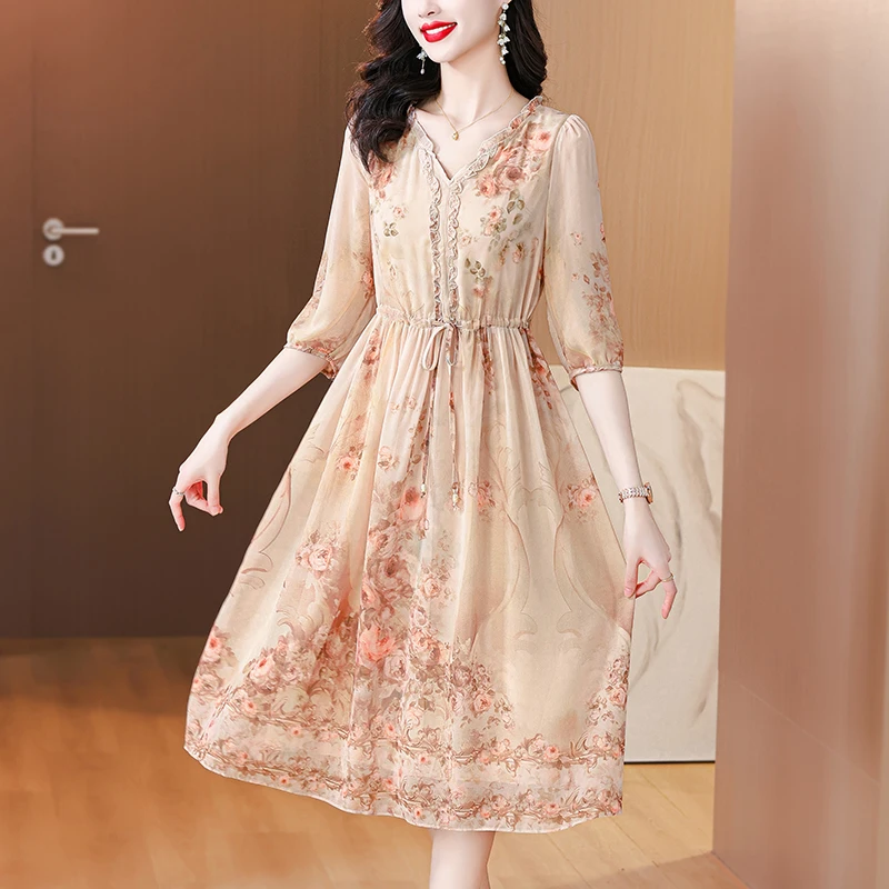 2024 Summer New Silk Retro Printed Short sleeved Dress with V-neck Loose Large Mesh Spliced Waist Belt and Knee Length Skirt
2024 Summer New Silk Retro Printed Short sleeved Dress with V-neck Loose Large Mesh Spliced Waist Belt and Knee Length Skirt