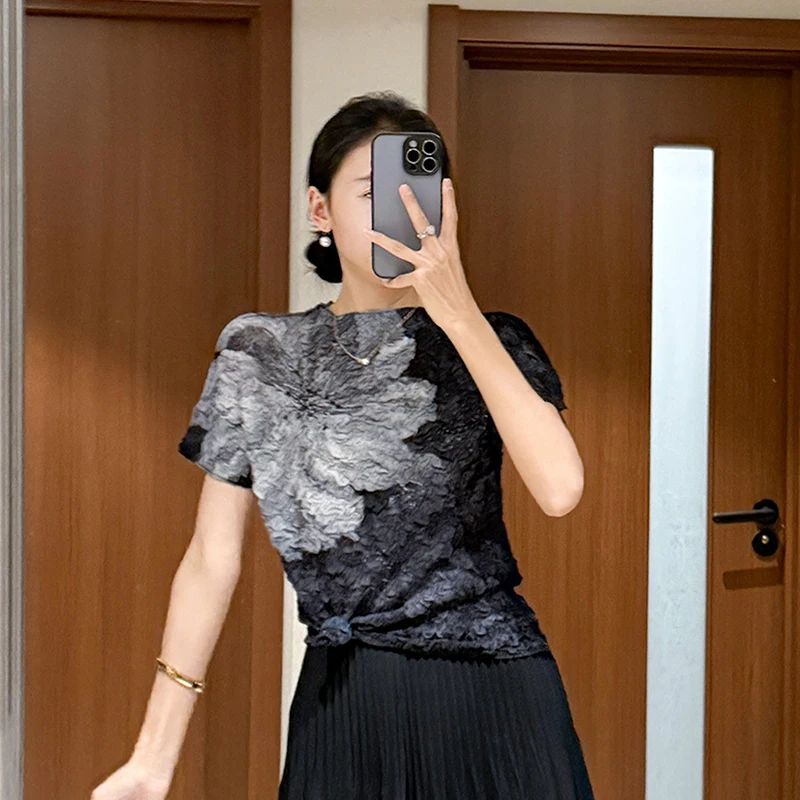 Miyake Pleated Printed Top 2025 Summer New Design Fashion Tie-dye Short-sleeved Slim Thin T-shirt
Miyake Pleated Printed Top 2025 Summer New Design Fashion Tie-dye Short-sleeved Slim Thin T-shirt