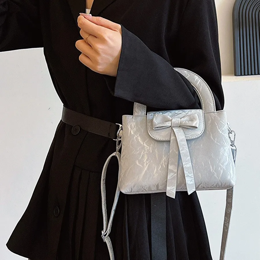 Korean version of high-end fashion handbag bag women's 2025 new niche personalized bow bag commuter shoulder bag
Korean version of high-end fashion handbag bag women's 2025 new niche personalized bow bag commuter shoulder bag