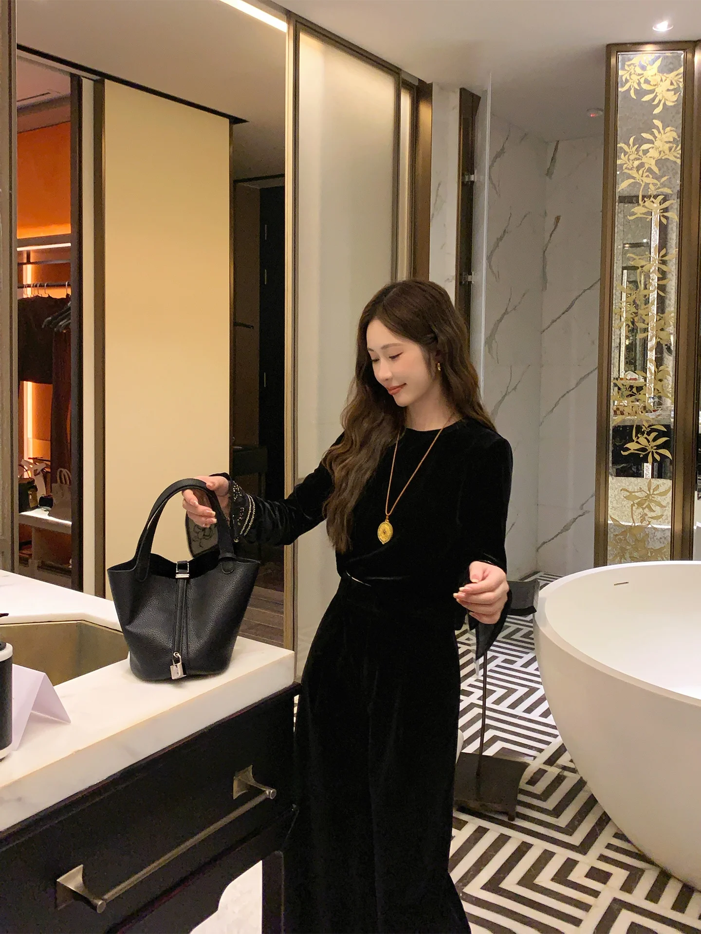 Модный вельветовый костюм для женщин: брюки с высокой талией и топ в стиле ретро, весенний новый комплект из двух предметов
Модный вельветовый костюм для женщин: брюки с высокой талией и топ в стиле ретро, весенний новый комплект из двух предметов