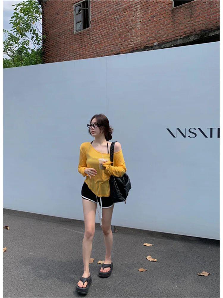 Модный комплект из свободного топа и шорт для женщин: новый трендовый образ с бретельками для весны и осени
Модный комплект из свободного топа и шорт для женщин: новый трендовый образ с бретельками для весны и осени